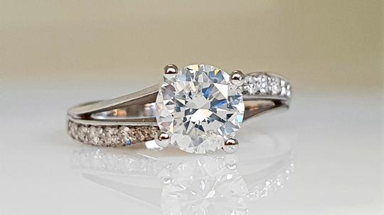 1.18 Ct Round Diamond Made Of 18 Kt White Gold Engagement Ring