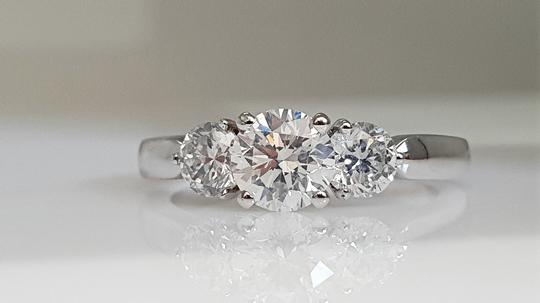 1.37 Ct Round Diamond Made Of 18 Kt White Gold Engagement Ring