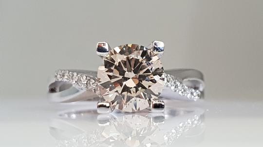 1.58 Ct Round Diamond Made Of 18 Kt White Gold Engagement Ring